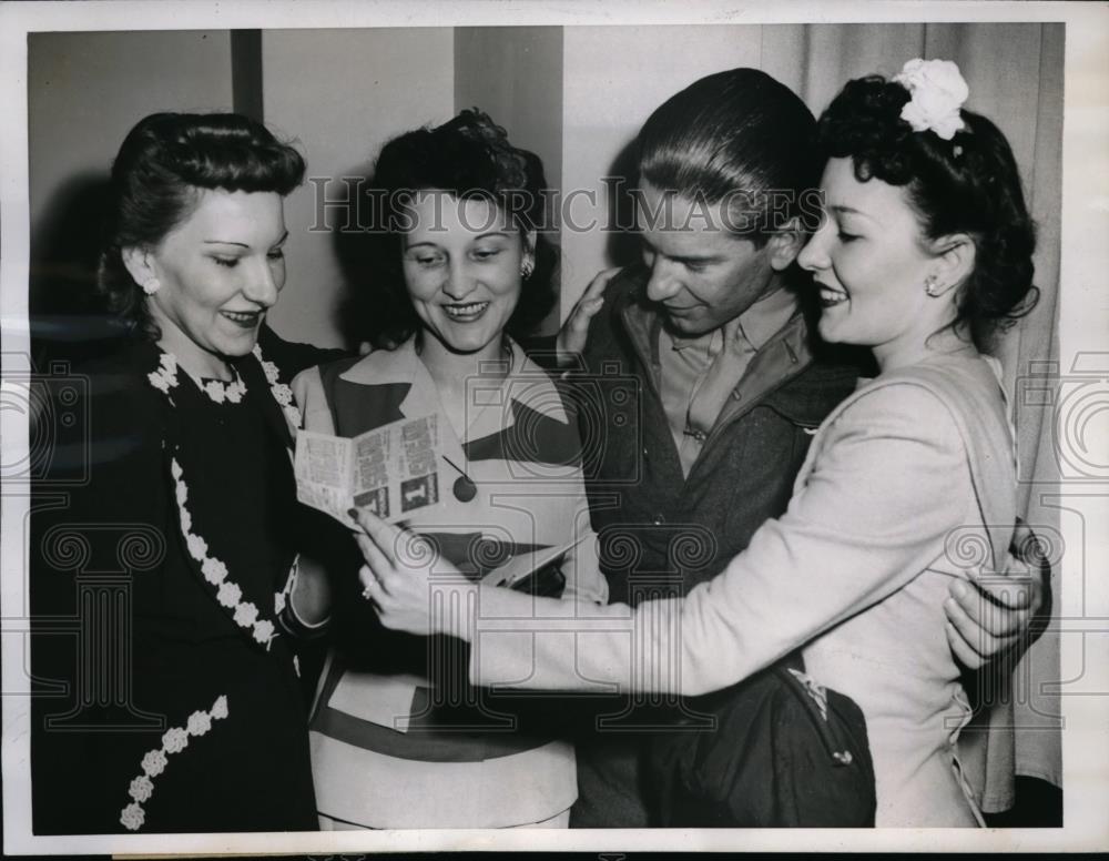 1945 Press Photo Wayne dogley mabzia Dooley Margaret Walters - Historic Images