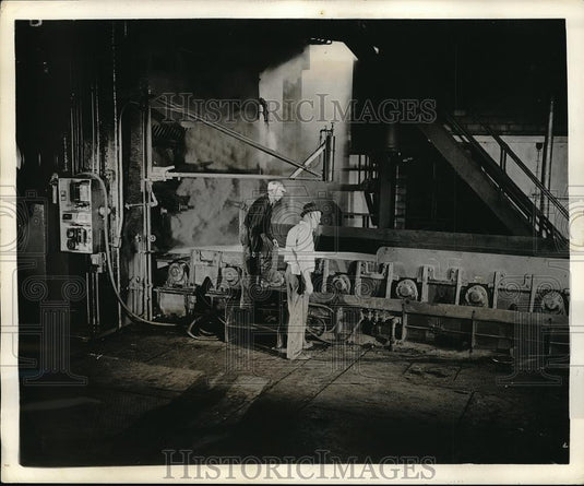 1938 Press Photo Workmen Use Cutting Shear At US Steel Plant - Historic Images