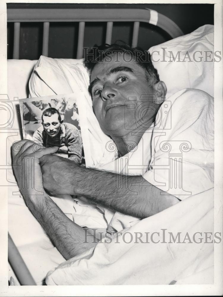 1943 Press Photo Harry Mikailovich Holds Photo Of His Brother In His Hospital Be - Historic Images