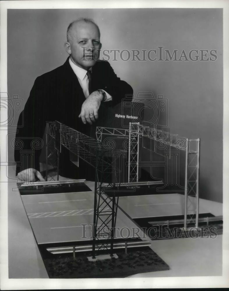 1961 Press Photo Robert Holmes Shows US Steel&#39;s Overhead Sign Design Models - Historic Images