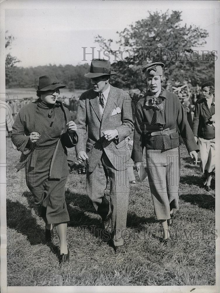 1934 Press Photo Barbara Stoddard, Mr. &amp; Mrs. M. Plumb at Monmouth Co. Hunt - Historic Images