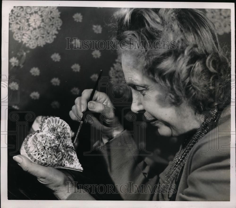 1951 Press Photo Mme. Valentine Welter, Paris Interior Decorator - Historic Images