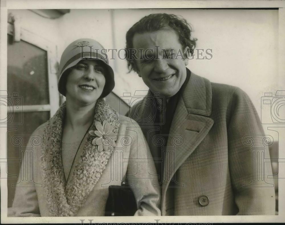 1930 Press Photo Paul Ash &amp; wife on SS Leviathan arrive in NYC - Historic Images