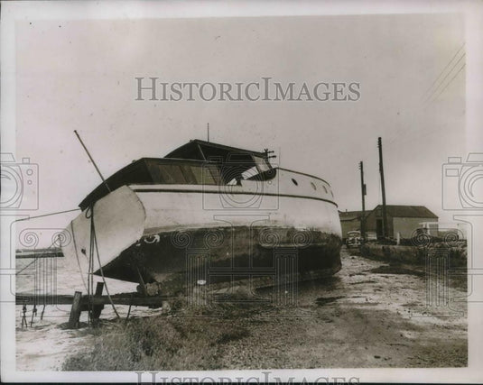 1938 Press Photo Motor Cruiser tossed upon roadway after gale hits Essex - Historic Images