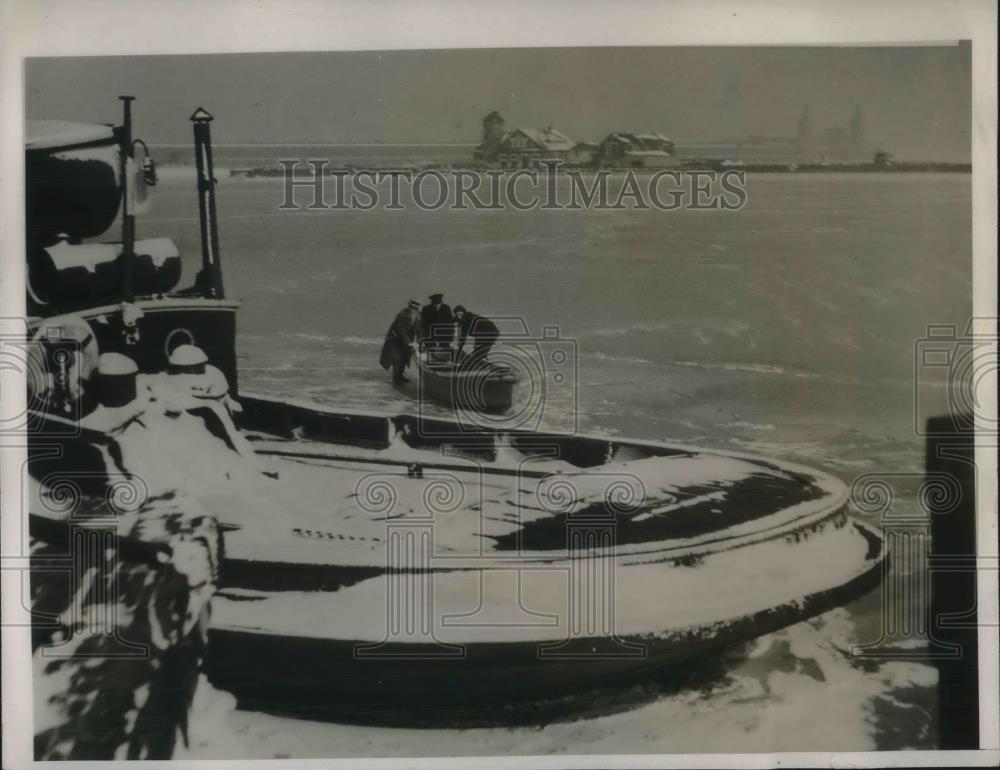 1933 Press Photo Coast Guardsmen Walk Across Frozen Lake Michigan - Historic Images