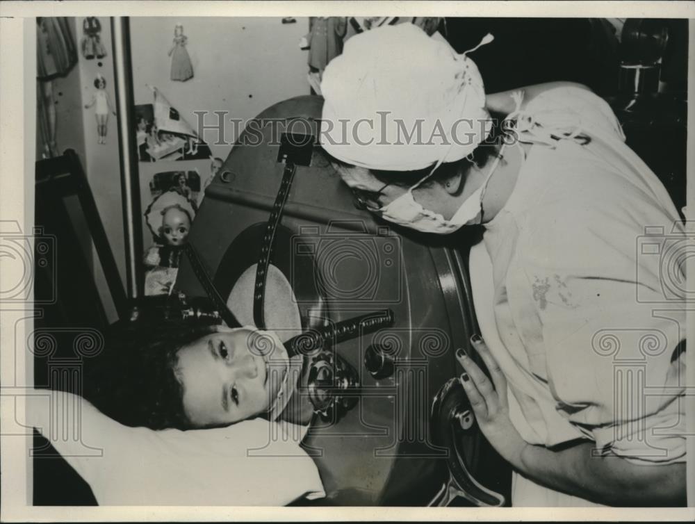 1940 Press Photo Green Bay, Wis. Carol M Richter in iron lung with polio - Historic Images