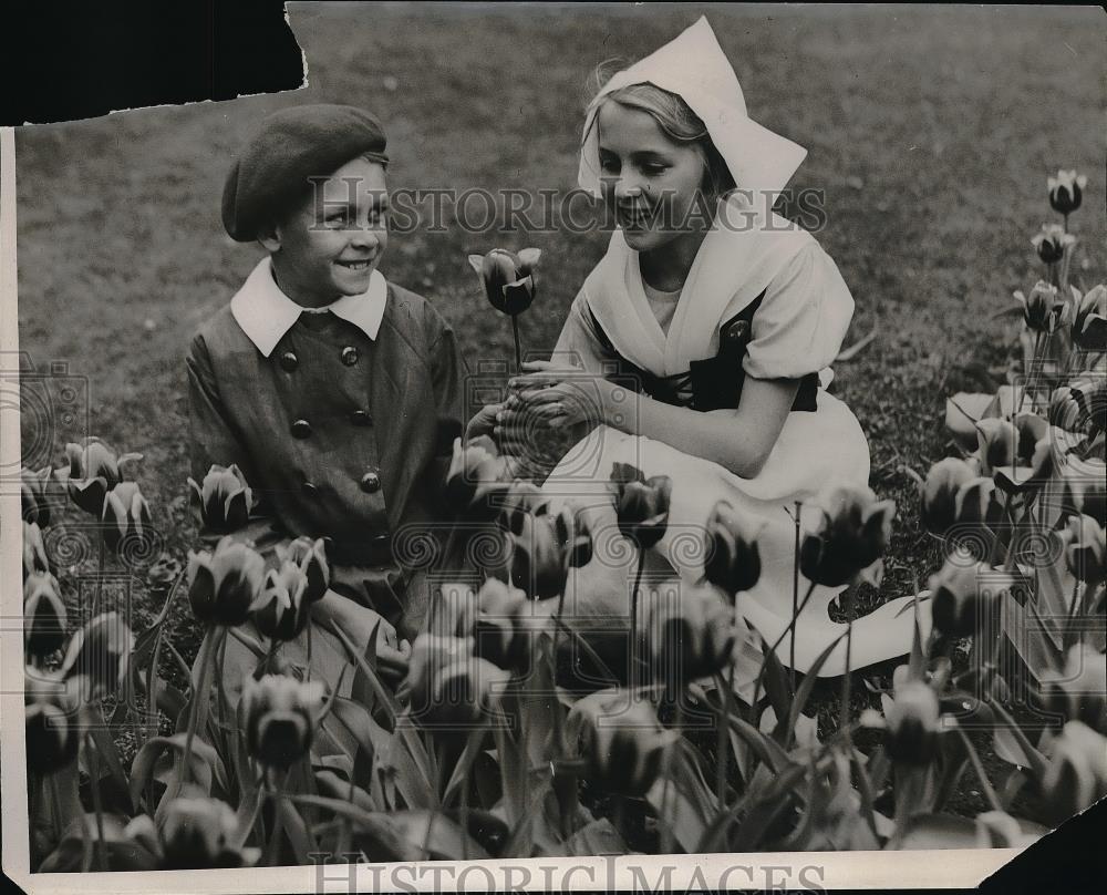 1933 Press Photo Maxine DeuHerder, Don Verhey, Dutch kids in among tulips - Historic Images