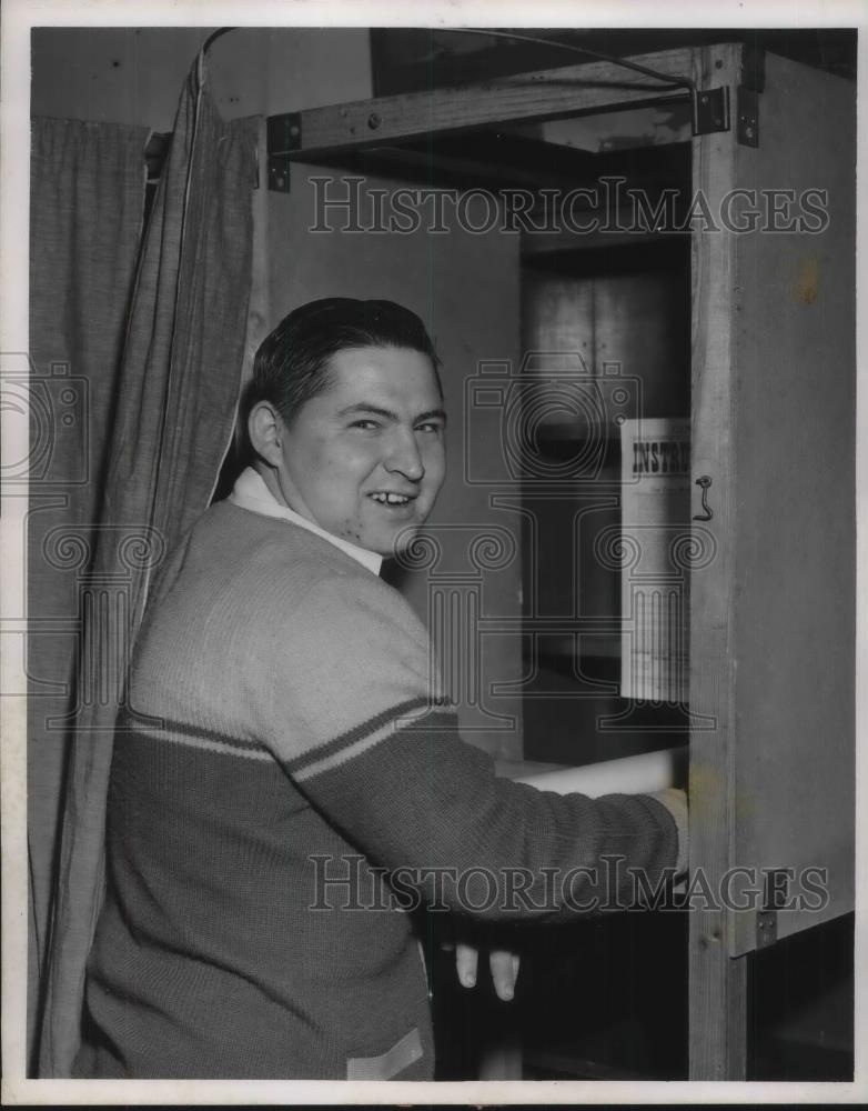 1953 Press Photo Julius Libertini Votes First Time, Former Korean Veteran - Historic Images