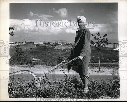 1943 Press Photo A native Algerian farmer at work outside Algiers - Historic Images