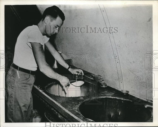 1945 Press Photo Coast Guardsman Gilbert wallen & plumbing sink with drums - Historic Images