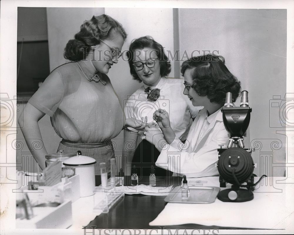 1953 Press Photo Nurse Wilma Basel, blood lab at Marymount, Zdenka Ptak, - Historic Images