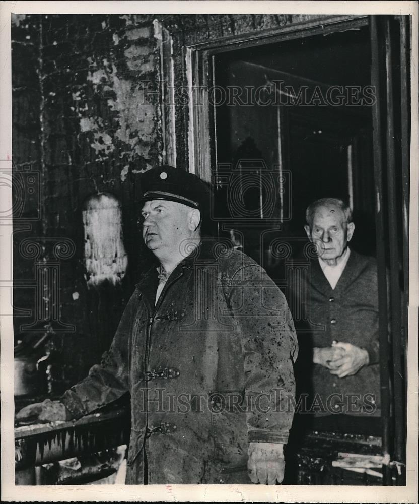 1948 Press Photo Otto Lineman Looks At The Damage In His Kitchen - Historic Images