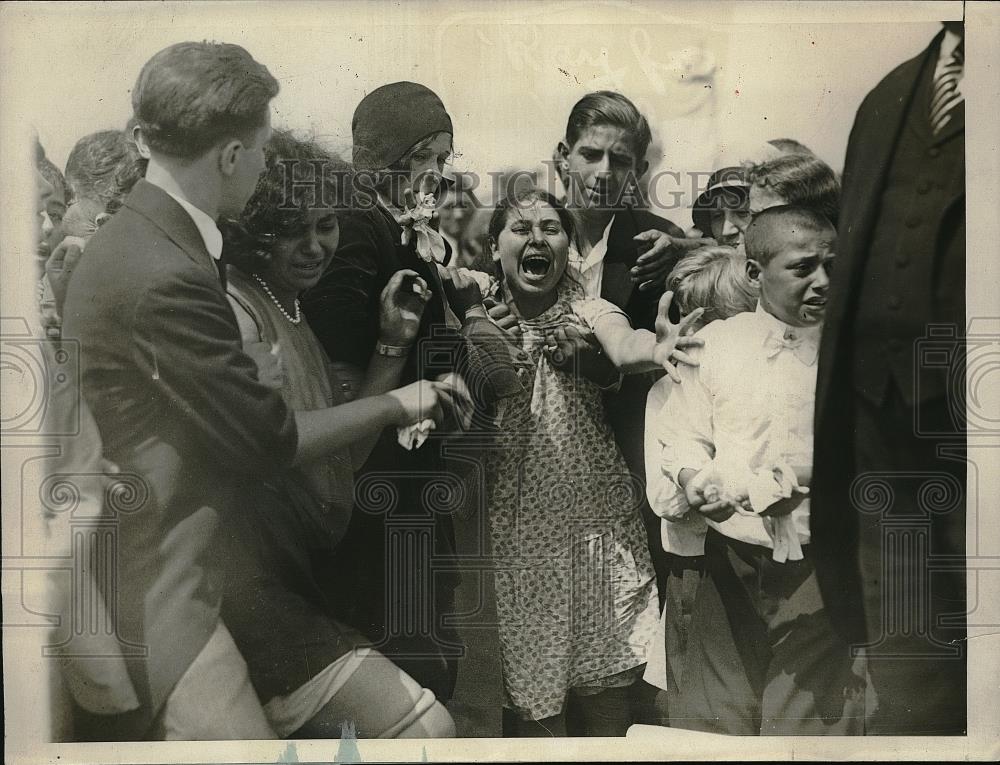 1929 Press Photo Mother Of Slain Salvatore De Mora Held Back At Grave Site - Historic Images