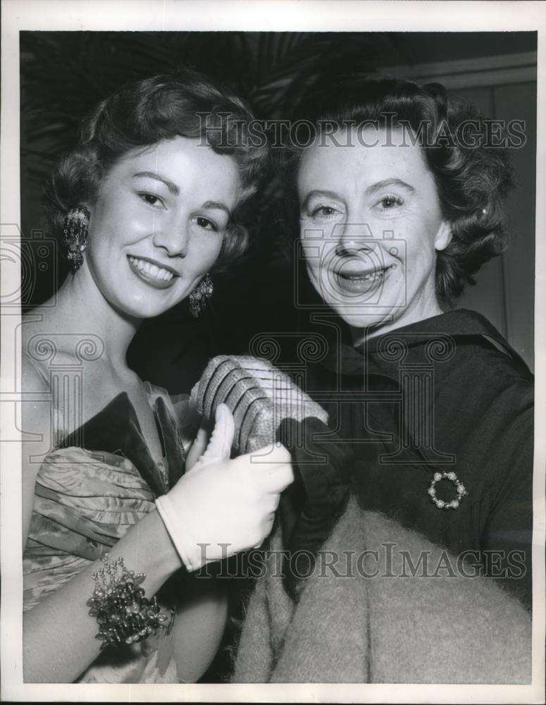 1958 Press Photo Jean Carter, Maid of Cotton, Mrs. Estes Kefauver - Historic Images