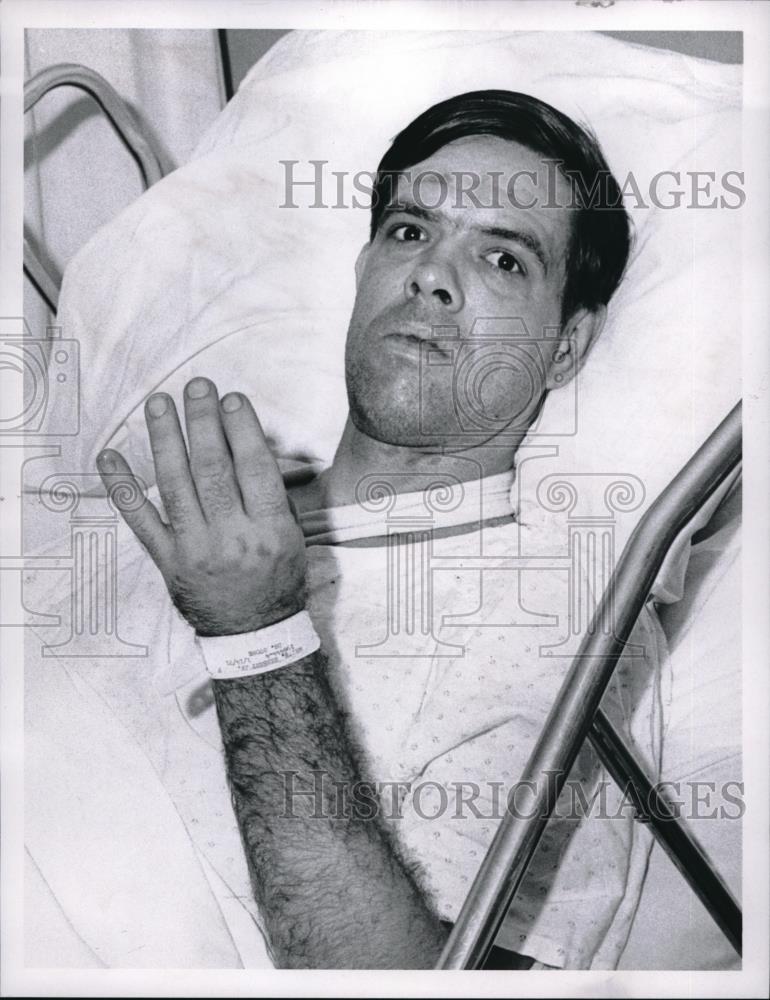 1971 Press Photo Herbert White in a Cleceland, Ohio hospital from shooting - Historic Images
