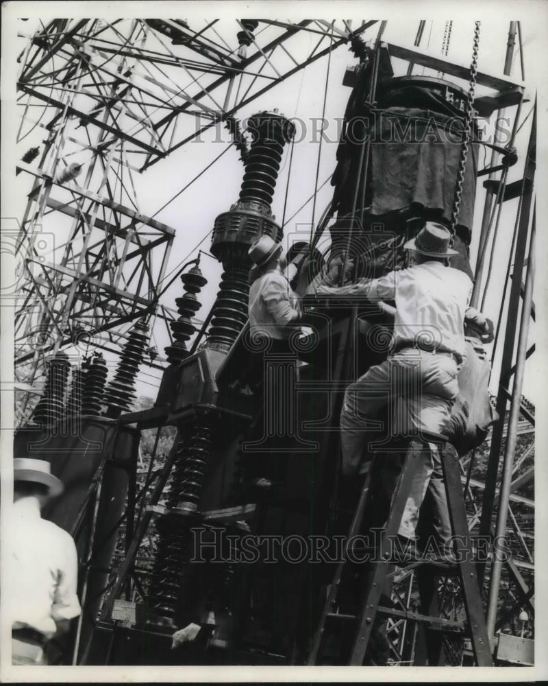 1943 Press Photo Crew Works On Compressed Air Circuit Breaker - Historic Images