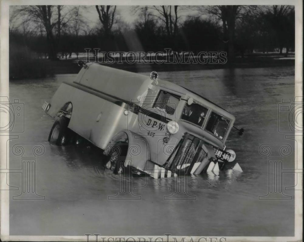 1940 Press Photo Truck carrying gallons of water swept over by the fast moving - Historic Images