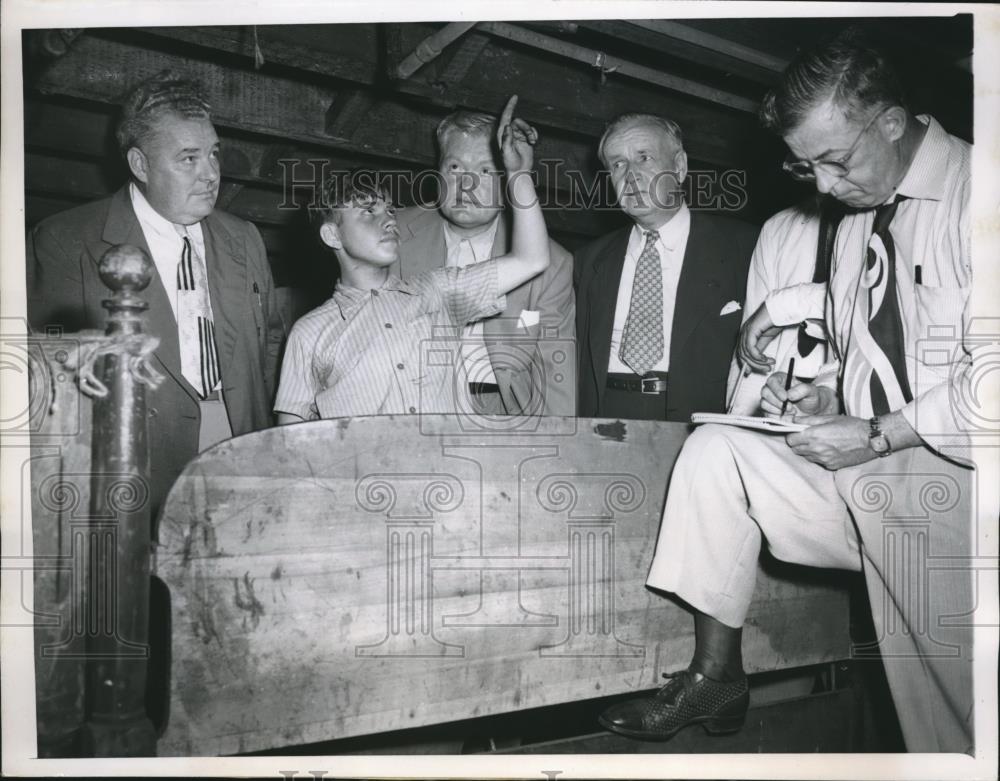 1949 Press Photo Chicago, Robert Munday, &amp; police at scene T Laux accident hang - Historic Images