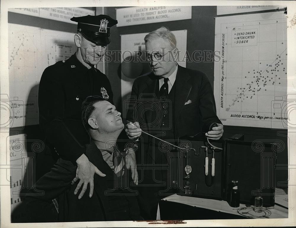 1937 Press Photo JH O'Brien Demonstrates Drunko-Meter On Detective Dewey Ellis - Historic Images