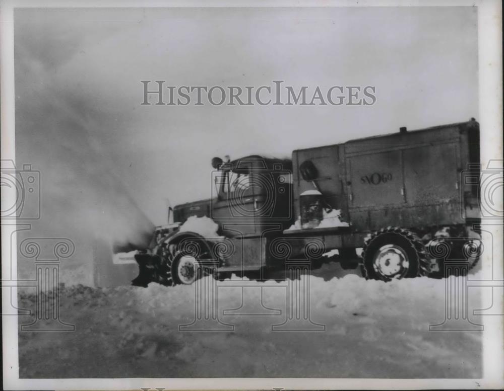 1949 Press Photo Truck rotary plow on the US 20 between Lusk, Wyo. &amp; Harrison - Historic Images