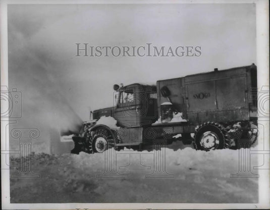 1949 Press Photo Truck rotary plow on the US 20 between Lusk, Wyo. & Harrison - Historic Images