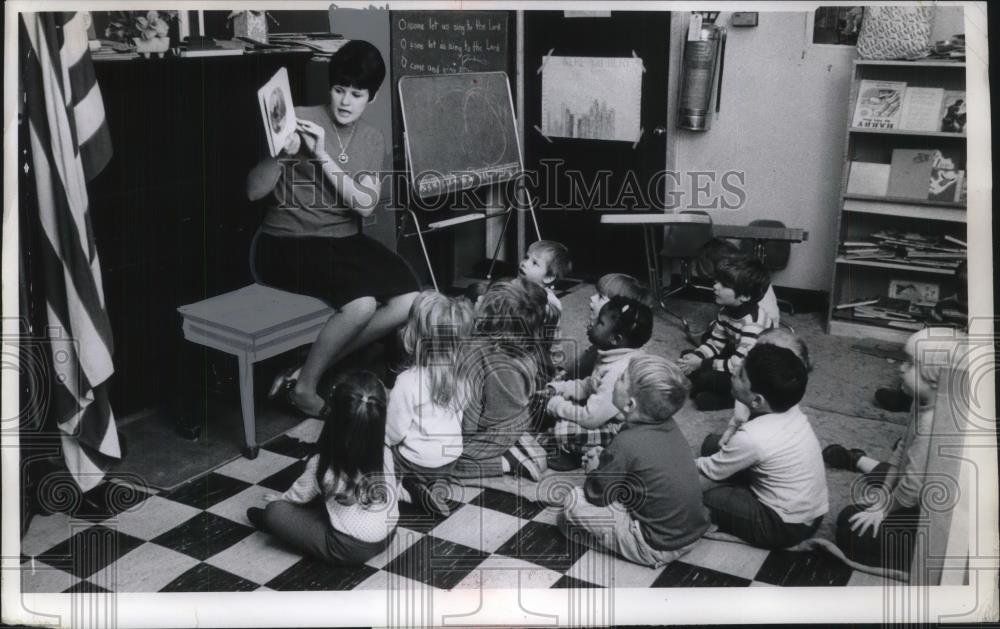 1969 Press Photo Mrs Trudy Henley,teacher &amp; class at W Side Elem, school - Historic Images