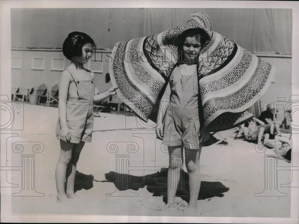 1941 Press Photo Joan Dempsey, Barbara Dempsey at Miami Beach - Historic Images