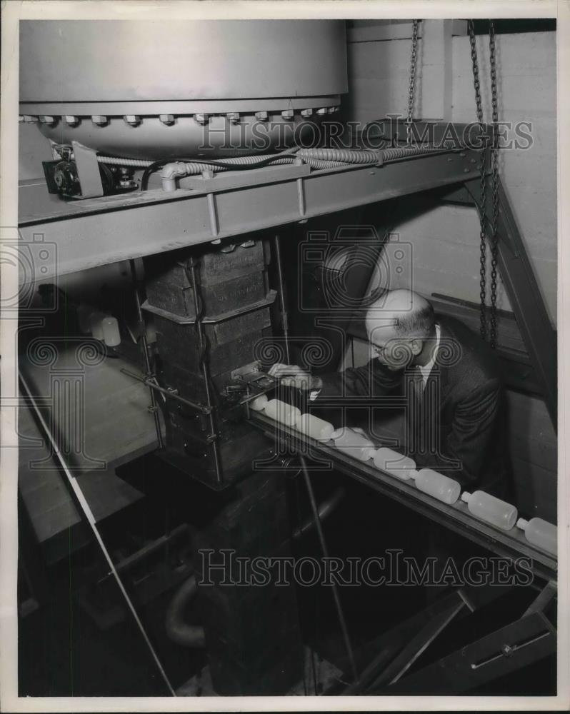 1953 Press Photo Dr. Elliott J. Lawton of General Electric, Bottle Bombardment - Historic Images