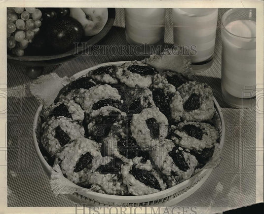 1951 Press Photo A tin of oatmeal prune cookies - Historic Images