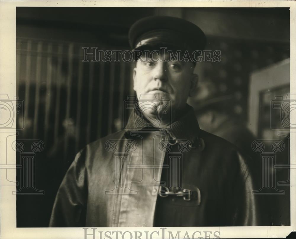 1928 Press Photo Fireman Edwin Gerard Stiching - Historic Images