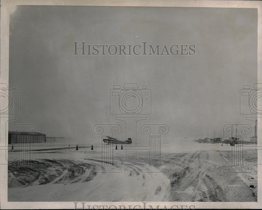 1959 Press Photo Small palne landing in snow at Lakefront airport, Cleveland,O. - Historic Images