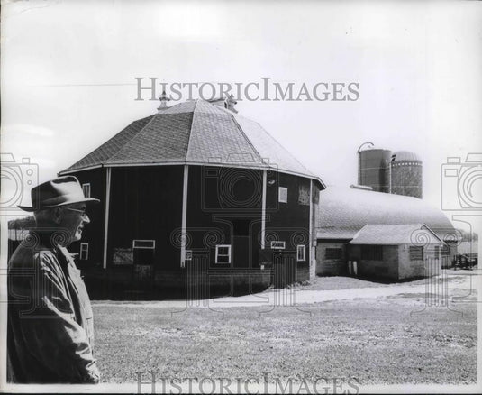 1967 Press Photo Wisconsin, Hubert Remy & his odd sided barn - Historic Images