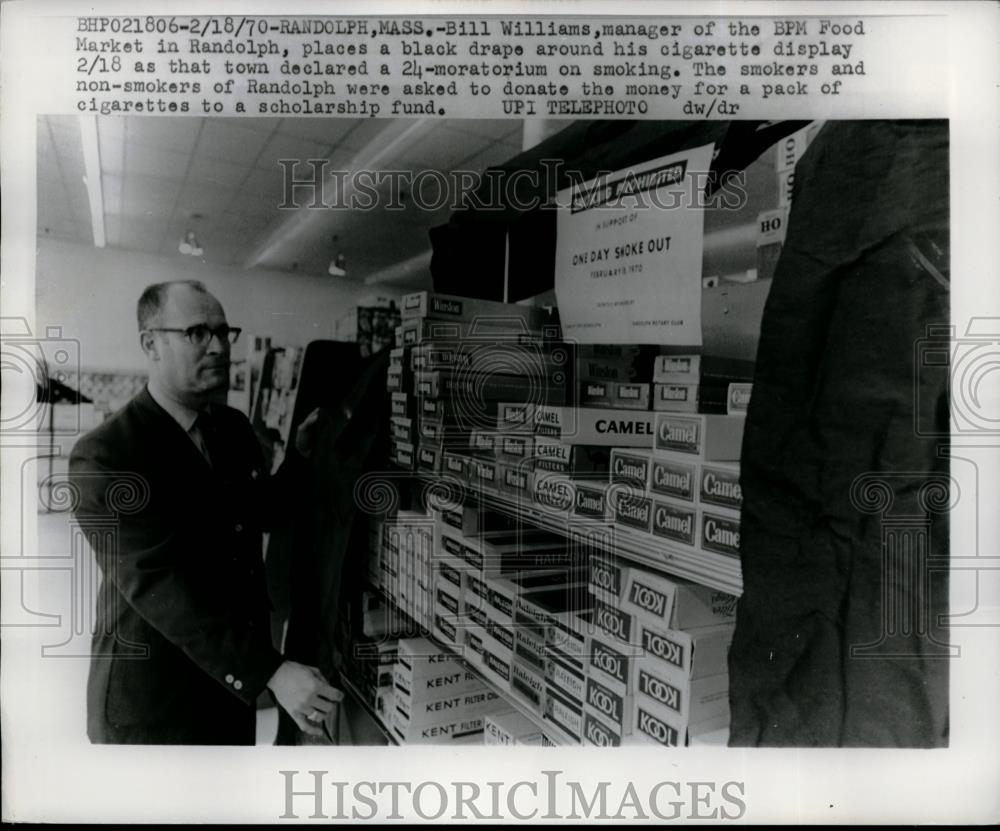 1970 Press Photo Bill Williams, Manager of BPM Food Covers Cigarette Display - Historic Images