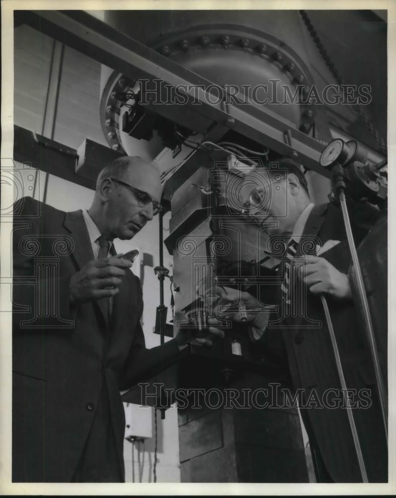 1956 Press Photo Elliot J. Lawton, Dr. Hans M. Rozendaal, General Electric - Historic Images