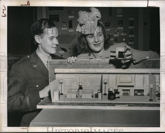 1944 Press Photo First Lt. & Mrs. S. Nalle, Society of Plastics Industry Home - Historic Images