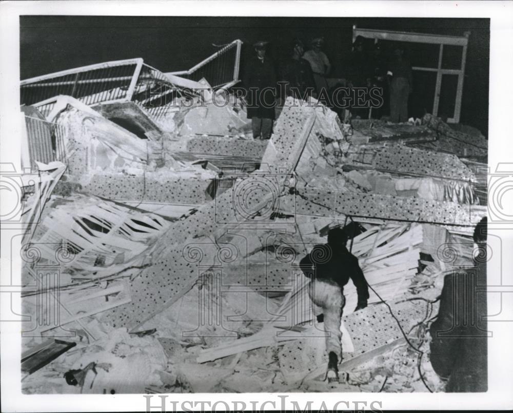 1957 Press Photo Rescue Works Searches Debris From Earthquake in Mexico City - Historic Images