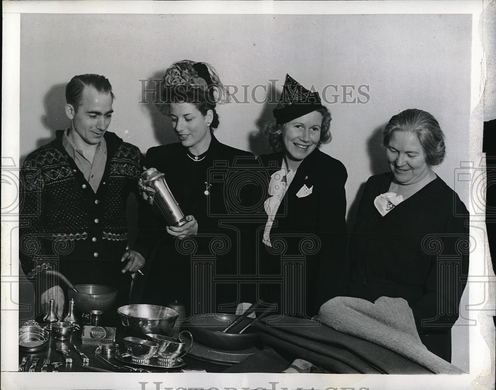 1941 Press Photo Items Mrs. Roosevelt Sold for Britain Market, Mrs. George Oakes - Historic Images