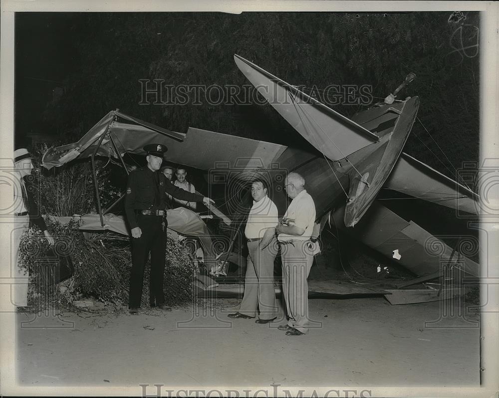 1933 Press Photo Policeman RW Olson Examines Wreckage Of Plane Piloted By Actor - Historic Images