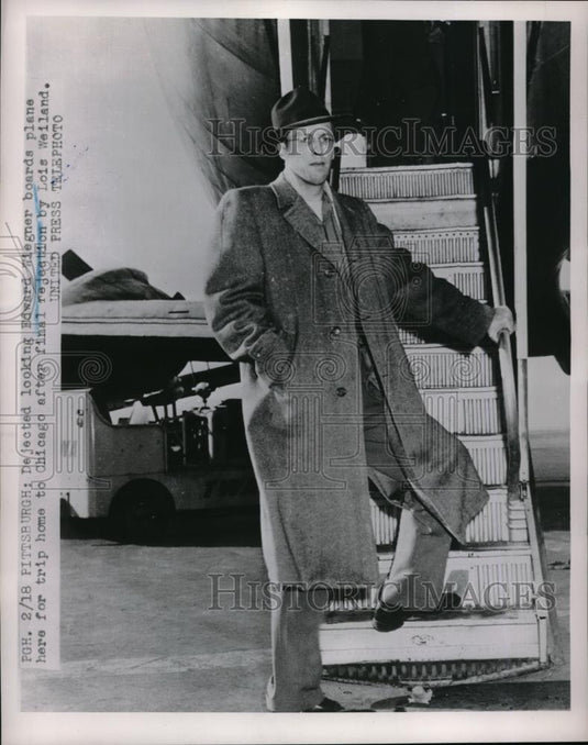 1952 Press Photo Edward Wiegner Boards Plane, Lois Weiland Rejected Marriage - Historic Images