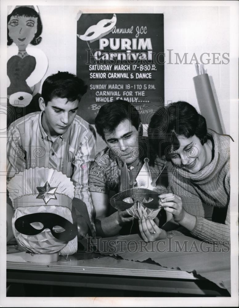 1962 Press Photo Lee Abrahams, Cal Stein &amp; Laurie Sutta volunteers at the Jewish - Historic Images