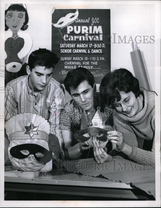 1962 Press Photo Lee Abrahams, Cal Stein & Laurie Sutta volunteers at the Jewish - Historic Images