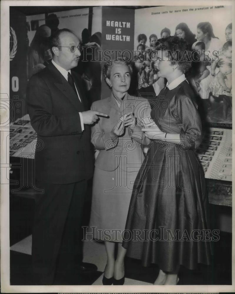 1954 Press Photo Martha Wright, Dr. Rudolph Coigny, Nurse Lucille Petry Leone - Historic Images