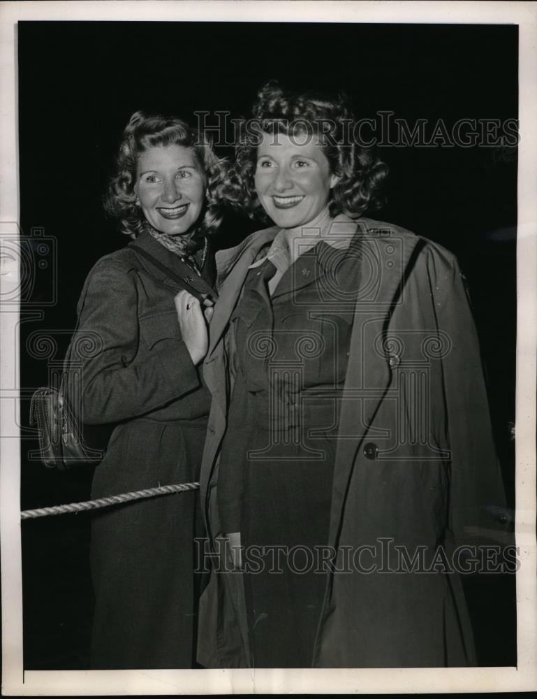 1946 Press Photo New York Bureau Joan Stott Veronica Curtis Boat Stowaways - Historic Images