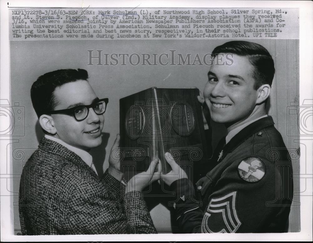 1963 Press Photo Mark Schulman &amp; Steven Piequch Display Plaques They Received - Historic Images