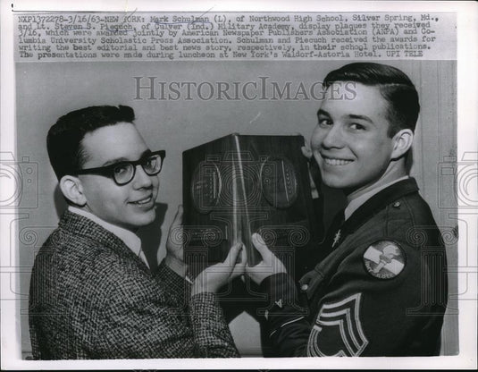 1963 Press Photo Mark Schulman & Steven Piequch Display Plaques They Received - Historic Images