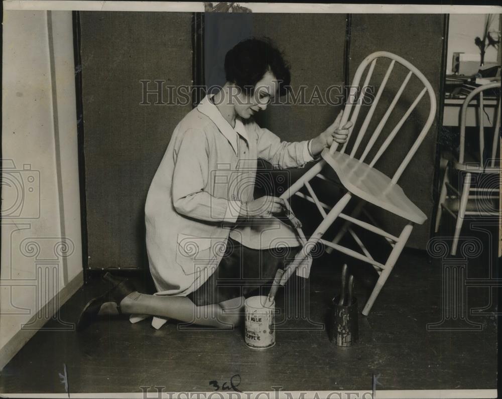 1928 Press Photo Ida O&#39;Dell refinishing a chair for her restaurant - Historic Images