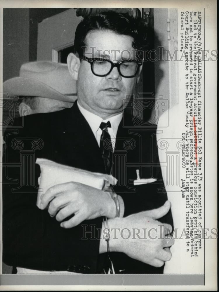 1965 Press Photo Bankrupt financier Billie Sol Estes in handcuffs leaving the - Historic Images