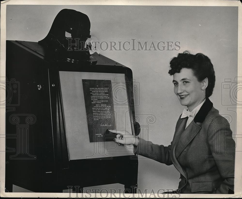 1942 Press Photo Mrs Page points out Pres. Roosevelt signature, Natl Archives - Historic Images