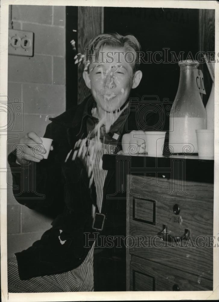 1941 Press Photo Columbia Missouri Tut Hendricks Milk Tasting Contest - Historic Images
