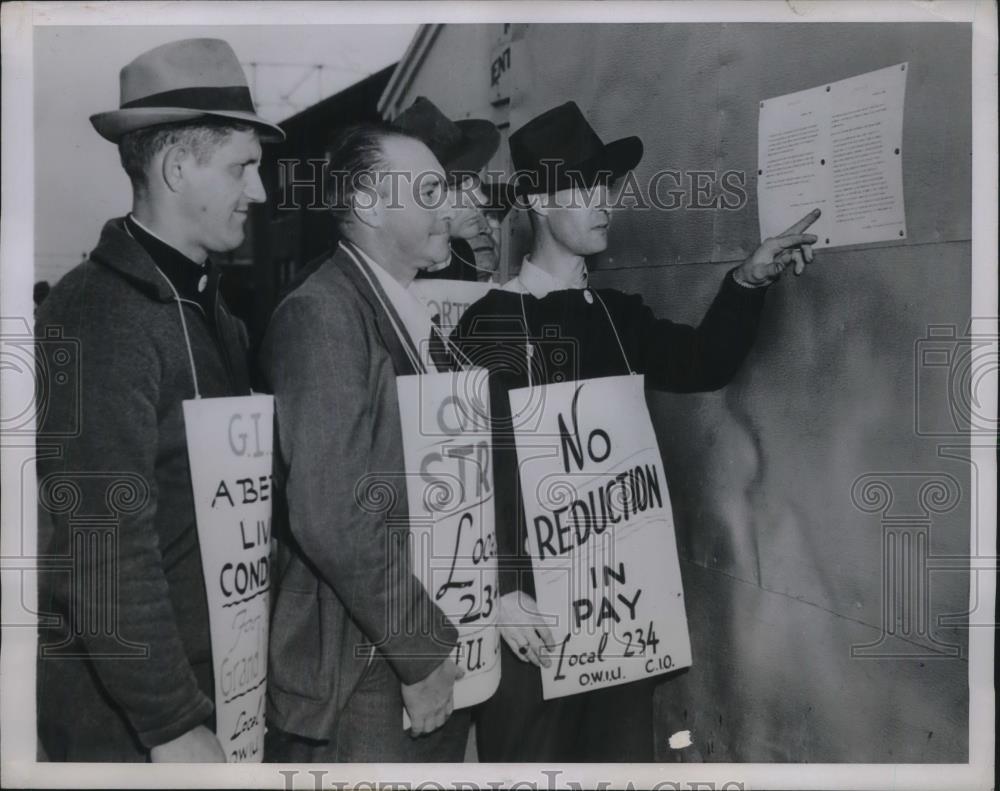 1945 Press Photo Trainer, Pa Sinclair Oil refinery workers on strike - Historic Images